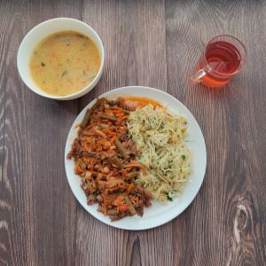 Dieta podstawowa Zupa cukiniowa z ziemniakami Makaron pełnoziarnisty Gulasz z ciecierzycą, pieczarkami, papryką i cukinią Kompot owocowy z jabłkami Surówka z selera i jabłka